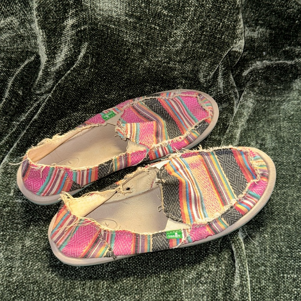 Woman’s sanuks size 8